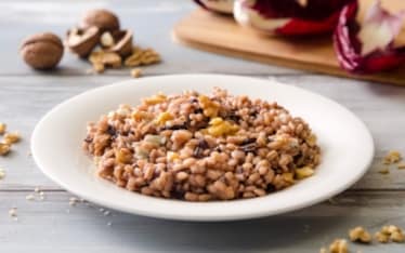 Orzotto al radicchio, gorgonzola e noci 