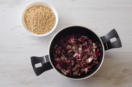 Preparazione Orzotto al radicchio, gorgonzola e noci  - Fase 1 Preparazione Orzotto al radicchio, gorgonzola e noci  - Fase 1