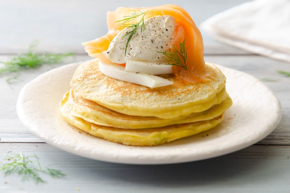 Pancake al salmone con barba di finocchio e panna acida ricetta