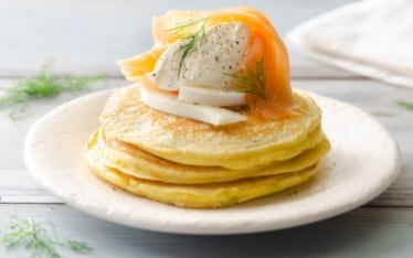 Pancake al salmone con barba di finocchio e panna acida