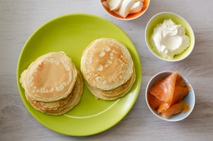 Preparazione Pancake al salmone con barba di finocchio e panna acida - Fase 2