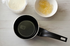 Preparazione Panna cotta al parmigiano con composta di pere al vino - Fase 1