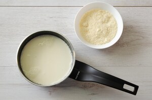 Preparazione Panna cotta al parmigiano con composta di pere al vino - Fase 1