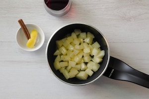 Preparazione Panna cotta al parmigiano con composta di pere al vino - Fase 3