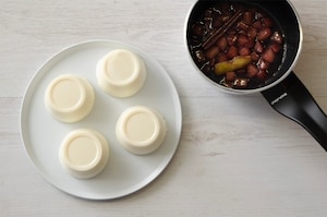 Preparazione Panna cotta al parmigiano con composta di pere al vino - Fase 3