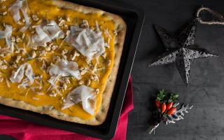 Pizza gourmet alla crema di zucca, caciocavallo e lardo  Pizza gourmet alla crema di zucca, caciocavallo e lardo