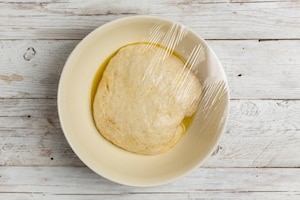 Preparazione Pizza gourmet alla crema di zucca, caciocavallo e lardo  - Fase 1