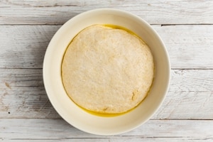 Preparazione Pizza gourmet alla crema di zucca, caciocavallo e lardo  - Fase 1