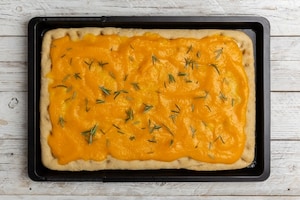 Preparazione Pizza gourmet alla crema di zucca, caciocavallo e lardo  - Fase 3