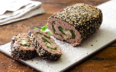 Polpettone al forno con bietole in crosta di sesamo