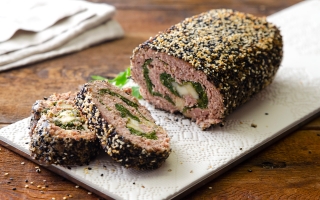 Polpettone al forno con bietole in crosta di sesamo Polpettone al forno con bietole in crosta di sesamo