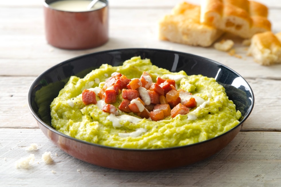 Purè di fave e patate con ciccioli di guanciale e salsa al pecorino ricetta