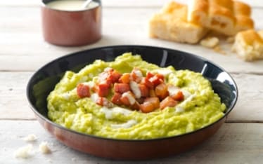 Purè di fave e patate con ciccioli di guanciale e salsa al pecorino