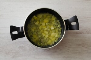 Preparazione Purè di fave e patate con ciccioli di guanciale e salsa al pecorino - Fase 1