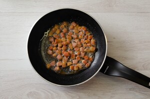 Preparazione Purè di fave e patate con ciccioli di guanciale e salsa al pecorino - Fase 2