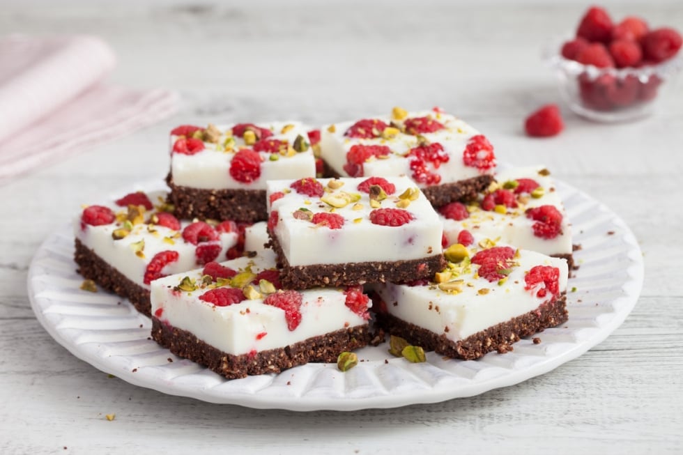 Quadrotti cheesecake con yogurt al cocco e lamponi  ricetta