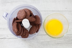 Preparazione Quadrotti cheesecake con yogurt al cocco e lamponi  - Fase 1