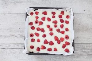 Preparazione Quadrotti cheesecake con yogurt al cocco e lamponi  - Fase 3