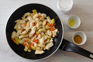Preparazione Riso basmati con pollo al curry e latte di cocco - Fase 2