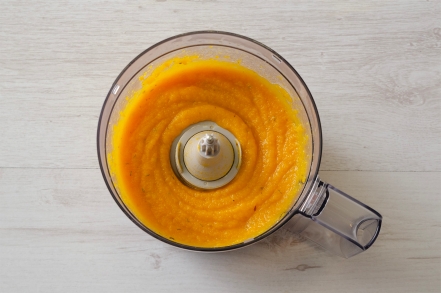 Preparazione Risotto alla crema di zucca con mousse di parmigiano e nocciole  - Fase 1 Preparazione Risotto alla crema di zucca con mousse di parmigiano e nocciole  - Fase 1