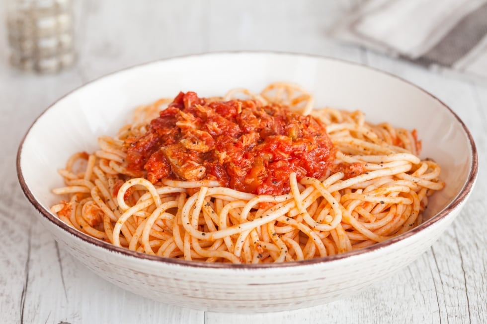 Spaghetti con il tonno alla bolognese ricetta