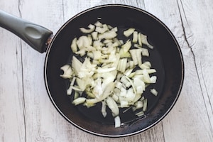 Preparazione Spaghetti con il tonno alla bolognese - Fase 1