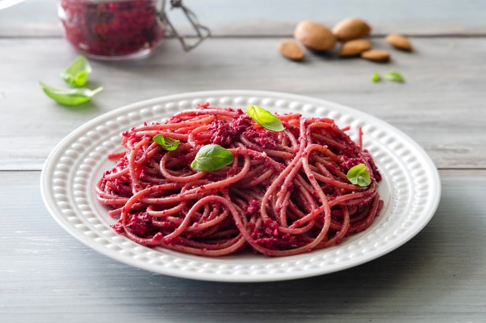 Spaghetti di farro al pesto di mandorle e barbabietole ricetta