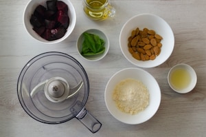 Preparazione Spaghetti di farro al pesto di mandorle e barbabietole - Fase 1