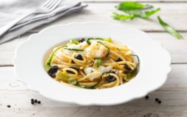 Spaghettoni con baccalà, olive nere e puntarelle