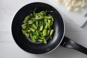 Preparazione Spaghettoni con baccalà, olive nere e puntarelle - Fase 1