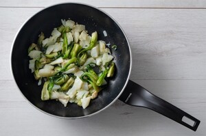 Preparazione Spaghettoni con baccalà, olive nere e puntarelle - Fase 1
