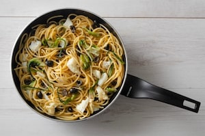 Preparazione Spaghettoni con baccalà, olive nere e puntarelle - Fase 2