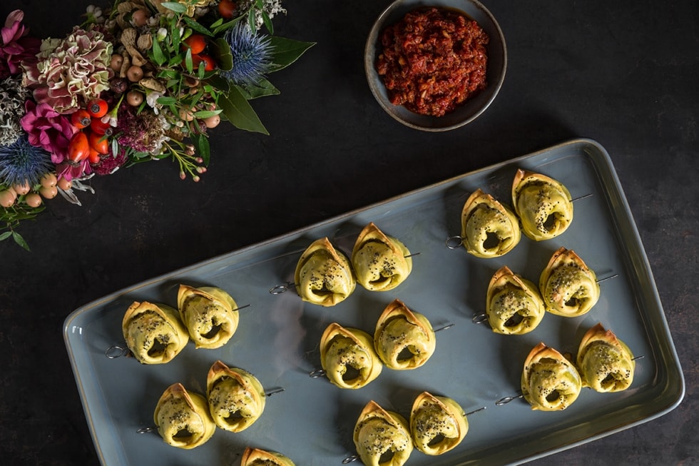 Spiedini di tortelloni con pesto di pomodori secchi e capperi ricetta