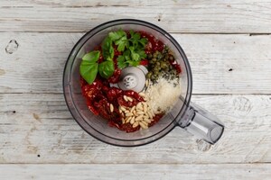 Preparazione Spiedini di tortelloni con pesto di pomodori secchi e capperi - Fase 1
