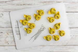 Preparazione Spiedini di tortelloni con pesto di pomodori secchi e capperi - Fase 2