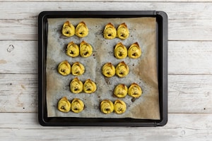 Preparazione Spiedini di tortelloni con pesto di pomodori secchi e capperi - Fase 2