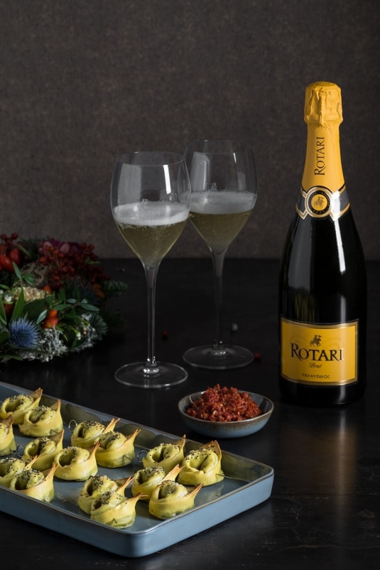 Spiedini di tortelloni con pesto di pomodori secchi e capperi