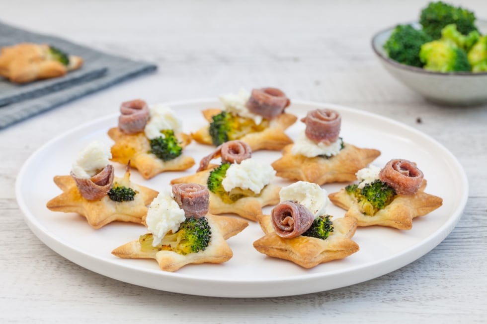 Stelline di pasta sfoglia con broccoli, bufala e acciughe  ricetta