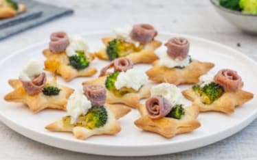 Stelline di pasta sfoglia con broccoli, bufala e acciughe 