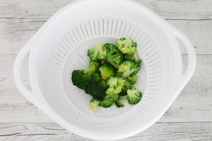 Preparazione Stelline di pasta sfoglia con broccoli, bufala e acciughe  - Fase 1