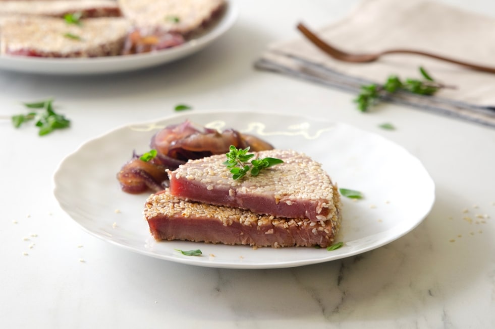 Tagliata di tonno al sesamo con cipolle caramellate ricetta