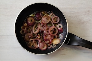 Preparazione Tagliata di tonno al sesamo con cipolle caramellate - Fase 1