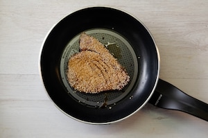 Preparazione Tagliata di tonno al sesamo con cipolle caramellate - Fase 2