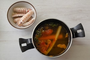 Preparazione Tagliolini in brodo di canocchie - Fase 1