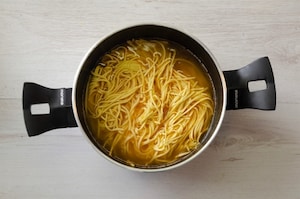 Preparazione Tagliolini in brodo di canocchie - Fase 2