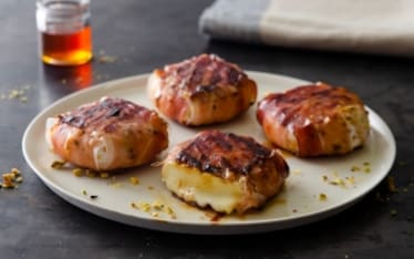 Tomini filanti allo speck, pistacchi e miele