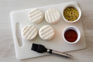 Preparazione Tomini filanti allo speck, pistacchi e miele - Fase 1