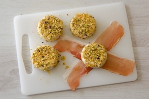 Preparazione Tomini filanti allo speck, pistacchi e miele - Fase 1