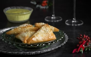 Triangoli di pasta fillo con pollo alle erbette e salsa al curry 