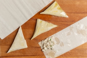 Preparazione Triangoli di pasta fillo con pollo alle erbette e salsa al curry  - Fase 2